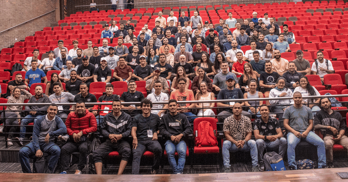 Alumnos de ediciones anteriores: de la foto de grupo a la celebración con las manos levantadas